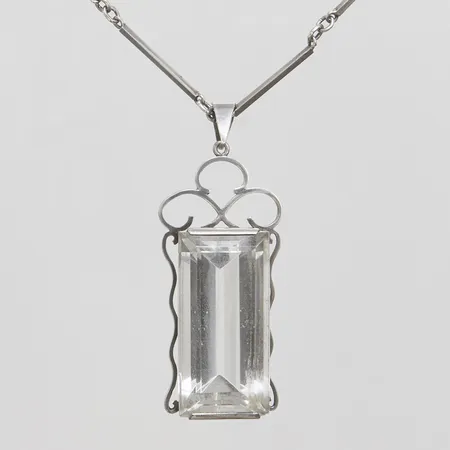 Collier med hänge bergkristall längd 63cm, bredd 1,5mm, hänge längd 50cm, bredd 20mm, signerat Stigbert, silver 925/1000, bruttovikt 25,8g Vikt: 25,8 g