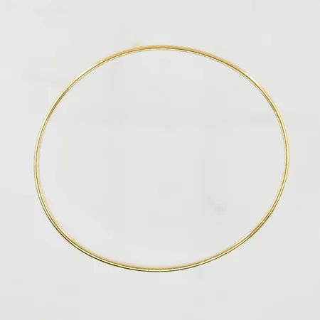 Armring oval modell innermått 67x60 mm, bredd 6 mm, 18K. Vikt: 27,2 g