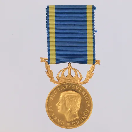 Medalj Carl XVI Gustaf Sveriges Konung, Ø27,6mm, krona i 18K, gravyr, tygband, 23K Bruttovikt 14,7g, etui.