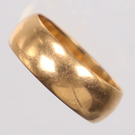 Ring slät stl 18¼ bredd 6,7mm, gravyr, 18K Vikt: 6,4 g