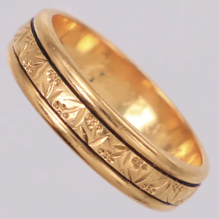 Ring stl:18½, bredd 5,4mm, gravyr, 18K Vikt: 6,4 g