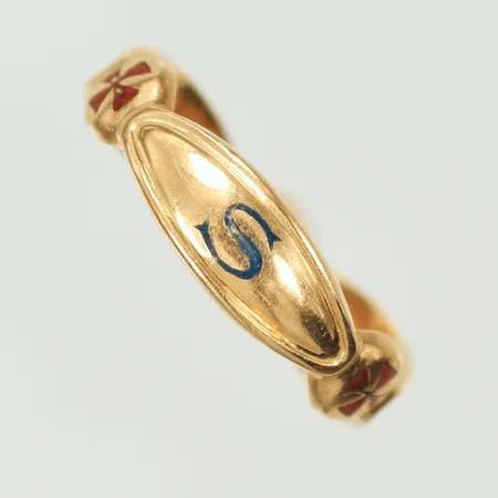 Ringa med emaljdetaljer, stl 20¼, bredd 6mm, gravyr 18K  Vikt: 7,9 g