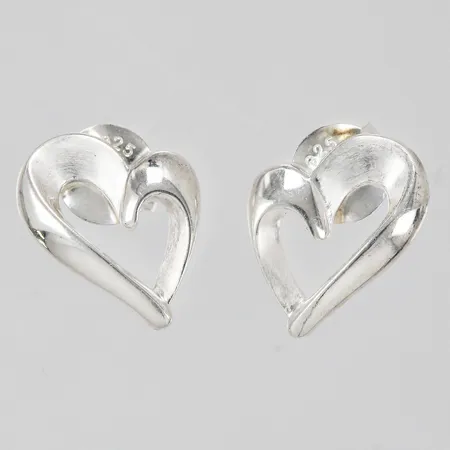 Ett par örhängen längd ca 12mm bredd ca 11mm 925/1000 silver Vikt: 2,1 g
