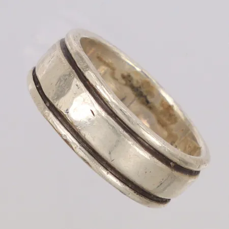Ring stl:21, bredd 8,9mm, repig, skev, silver 925/1000 Vikt: 12,2 g
