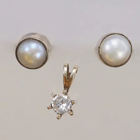 Hänge med vit sten, Ett par örhängen med pärlemor, Ø7,8mm, GHA,1 Snurrebuss 925/1000 silver Vikt: 2,9 g