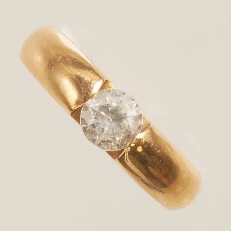 Enstensring med vit sten stl 16½, bredd 4-5,5mm, sten sitter löst, 18K, bruttovikt 7,4g Vikt: 7,4 g