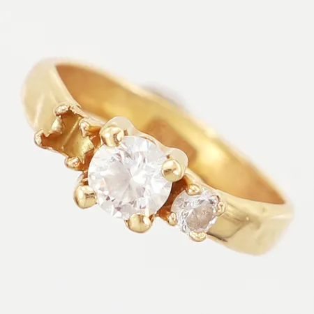 Ring med vita stenar stl:16¼, bredd: 3-5mm, något skev skena, en sten saknas, en sten lös i fattning, GHA, 18K Vikt: 1,1 g