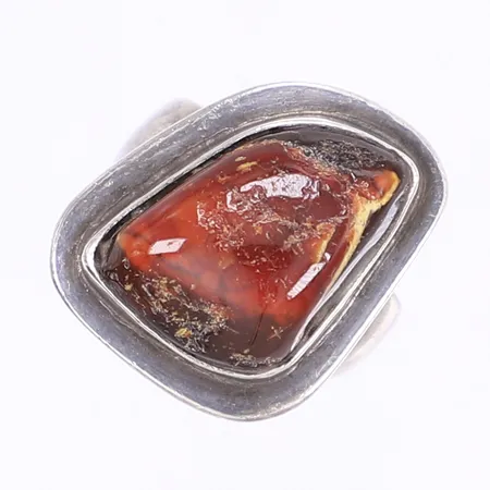 Ring med röd sten stl: 17 bredd 4-21mm silver 925/1000 Vikt: 8,3 g