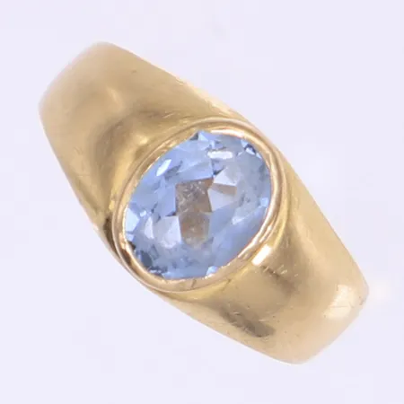 Ring med blå sten stl: 16½ bredd 3-8mm gravyr 18K Vikt: 2,2 g
