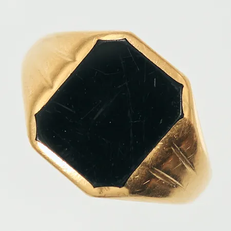 Klackring med svart sten, stl 20½, bredd ca 3-15mm (defekt, sliten, repig sten, ojämn skena) 18K, 5,3g
