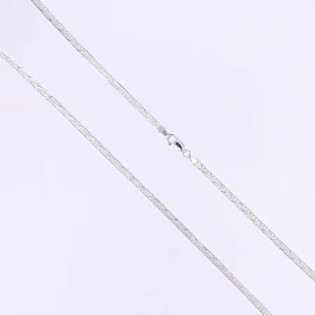 Halskedja med dekor längd 46cm bredd 3mm GHA något bucklig vitguld 18K Vikt: 5 g