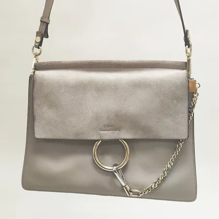 Väska Chloé Faye Medium Shoulder Bag, mått ca 32x25x2cm, modellnr: 3S1231-H20, beslag i gulmetall, avtagbar axelrem, kvitto från Hamngatan Stockholm daterat 2017, dustbag, färgbortfall, repig, bläckfläck, fläckar på insida