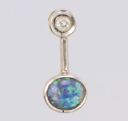 Hänge med opal och diamant ca 0,05ct, längd 19mm, bredd 8mm, vitguld, behov av omrodiering, ostämplat, 18K Vikt: 2 g