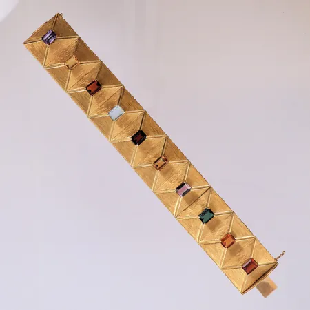 Armband med olikfärgade smaragdslipade stenar, längd 19cm, bredd 27mm, okänd stämpel, 18K Vikt: 52,5 g
