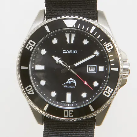 Herrur Casio stål quartz, 45mm, referensnr: MDV-106, modellnr: 2784, datum, tygband, garantipapper, box med slitage, inga övriga tillbehör