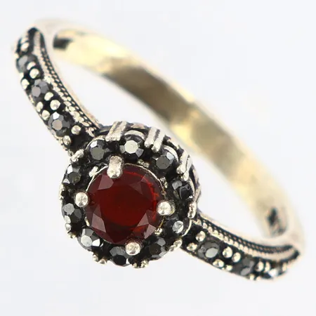 Ring med röd sten samt markasiter stl:18, bredd: 3-8mm, något skev skena, silver 925/1000 Vikt: 2,4 g