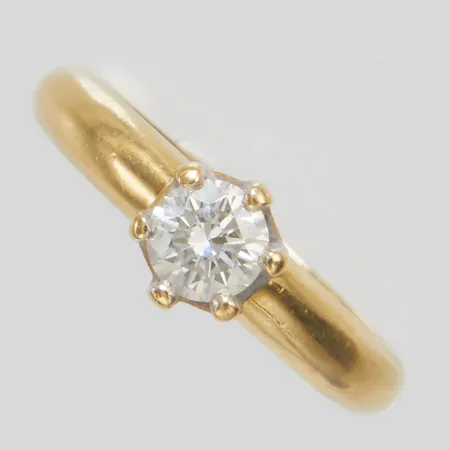Enstensring med diamant 1 x ca 0,35ct ca.W (H) / VS stl 15½, bredd 2,5-6mm, 18K Vikt: 3,8 g
