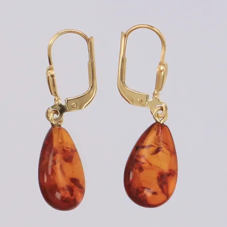 Ett par örhängen med bärnsten, längd 28mm, 14K Vikt: 1,6 g