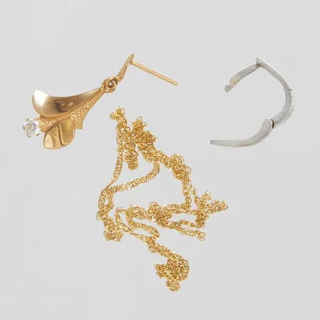 Diverse guld, vita stenar, defekter, 18K Vikt: 2,8 g