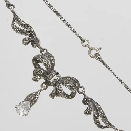 Collier med markasiter samt vit sten längd 48cm, bredd 2-26mm, silver 925/1000, bruttovikt 12,0g Vikt: 12 g