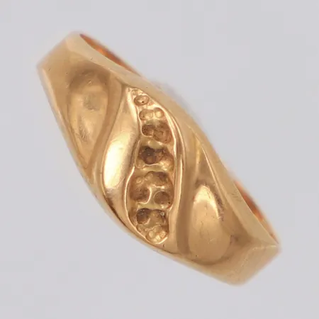 Ring stl:18, bredd 7,8mm, 18K Vikt: 2,4 g