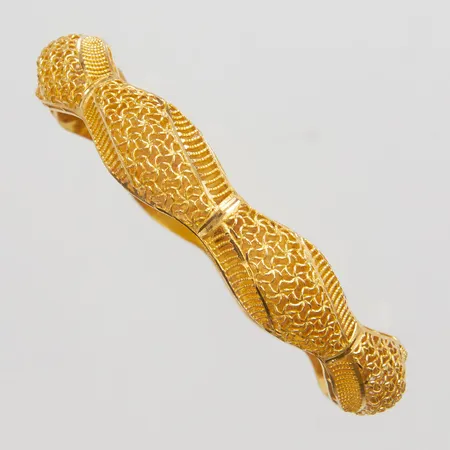 Armring med genombruten dekor yttre Ø69mm, innre Ø58mm, bredd 7-11,5mm, 18K Vikt: 13,8 g