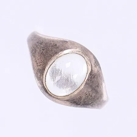 Ring med vit sten stl: 15 bredd 2-10mm silver 835/1000 Vikt: 2,1 g