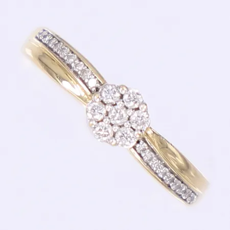 Ring med diamanter 7 x ca 0,01ct och 18 x ca 0,005ct stl: 15, bredd 2-5mm, GHA 18K  Vikt: 2,2 g