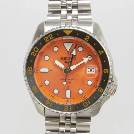 Herrur Seiko 5 Sports stål automatisk GMT, Ø42mm, referensnr: SSK005K1, serienr: 521024, boettnr: 4R34-00A0, Cal.4R34, datum, stållänk, viklås, glasbaksida, certifikat, manual, extra länkbitar, box, ytterbox