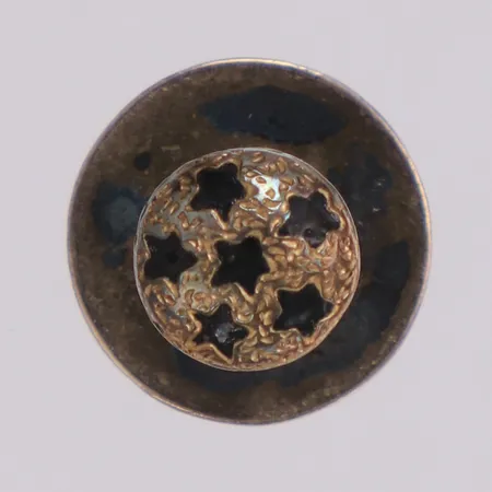 Knapp med emalj, bredd 14,4mm, AE Stockholm 1878, silver 830/1000 Vikt: 1,7 g