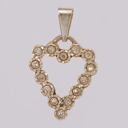 Hjärta hjärta med diamanter 14x ca 0,005ct, längd 22mm, bredd 13mm, vitguld, behov av omrodiering, 18K Vikt: 1,8 g