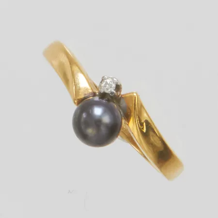 Ring med odlad pärla och diamant, 1x ca 0,001ct, 18K Vikt: 2,1 g
