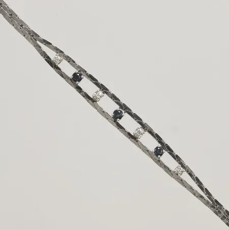 Armband med safirer samt diamanter 4 x ca 0,01ct längd 18cm, bredd 4-7,5mm, vitguld, 14K Vikt: 10,9 g