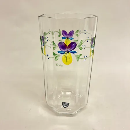 Vas, åttkantig, höjd 17,5cm, Ø9cm, design Eva Englund, Orrefors, handmålat violmönster, kristall Skickas med paket.