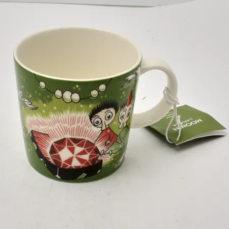 Muminmugg, Tofslan & Vifslan röd rubin, år 2018, Arabia, Finland, porslin, höjd 8cm, Ø8cm, 30cl, märkt CR1117, med berättelseetikett, stämplad Thingumy & Bob. Skickas med paket. Skickas med paket.