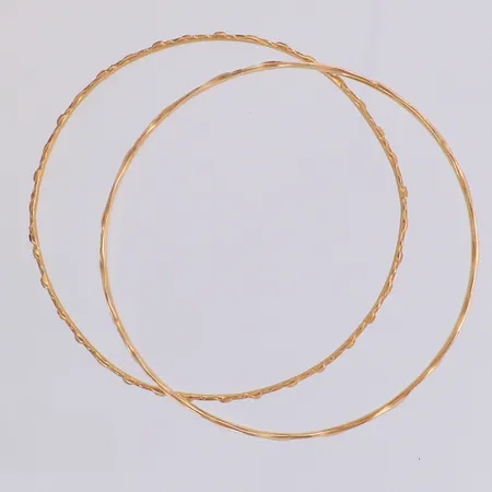 2 Armringar, skeva, ostämplade, 14K Vikt: 16 g