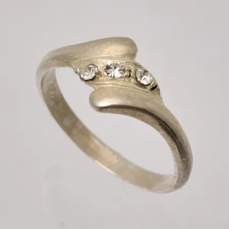 Ring stl:18 bredd 2,5-9mm, 3st vita stenar, silver 925/1000, 1,91g.