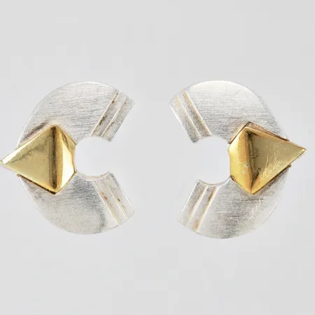 Ett par örhängen med förgylld detalj ca 16x15mm 925/1000 silver Vikt: 4,7 g