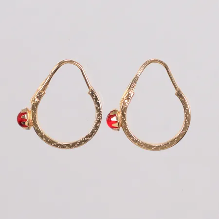 Ett par örhängen med röda stenar ca 18 x 4,5mm, 18K Vikt: 1 g