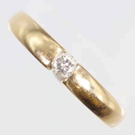Ring med diamant 1x ca 0,15ct stl:17¾, bredd 2-4mm, GHA, diamant något lös i fattning, 18K Vikt: 3,7 g