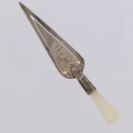 Bokmärke, murslev med handtag i pärlemor, längd 82mm, W.H.I, engelska stämplar, 830/1000 silver