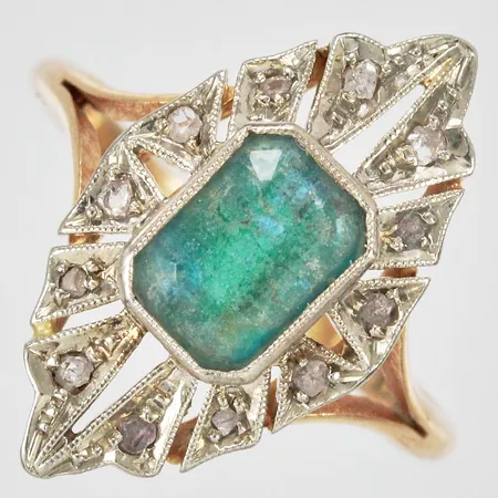 Ring med imitationssten utav smaragd (har tappat färg) samt rosenstenar Bäckström Aktiebolag C D 1941 själva platattan ca 18x11mm stl: 15 18K Vikt: 2,3 g