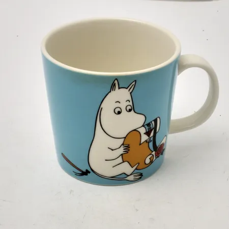 Muminmugg, Mumintrollet turkos, år 2013-2018, Arabia, Finland, porslin, höjd 8cm, Ø8cm, 30cl, märkt IP0613. Skickas med paket. Skickas med paket.