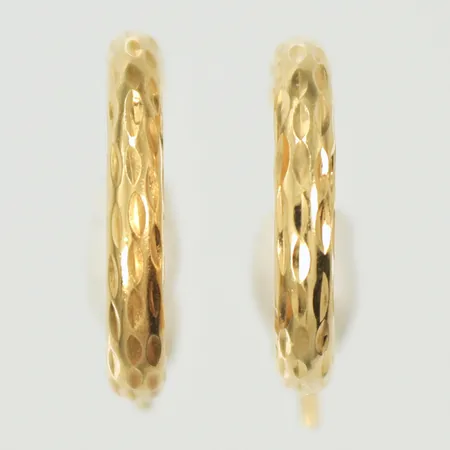 Ett par örhängen creoler, Ø12,7mm, bredd 2mm, böjda stift, ojämna i formen, 18K  Vikt: 0,7 g