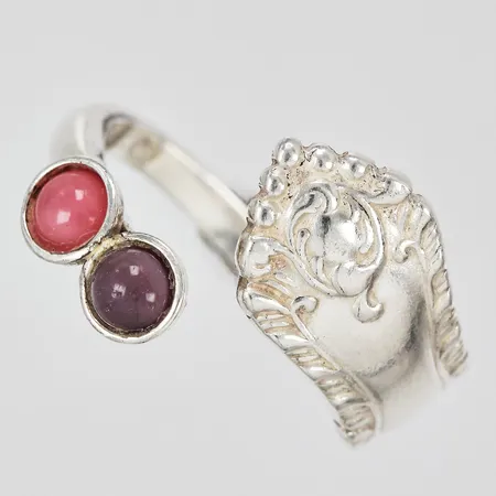 Ring med Engelska stämplar med stenar i glas (omgjord från bestick/graverad) stl: 17¾ bredd ca 3-15mm 925/1000 silver Vikt: 5,5 g