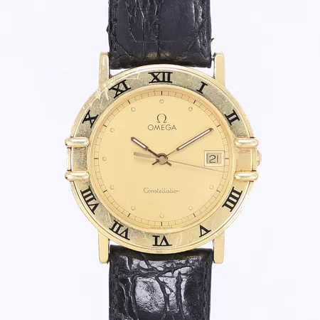 Herrur Omega Constellation Ø33mm, quartz, datum, cal. 1438 (ETA 255461), boettnummer 1961080/1961072, boett tillverkad i Italien, 18K i boett, serienummer 53159525, mycket sliten, djupa repor på boett, behov av nya packningar, defekt läderband ej original, går ej troligen batteribyte, 18K Bruttovikt med band: 43,8g