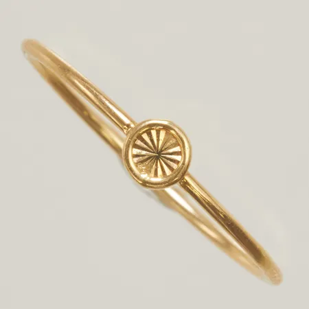 Ring stl 18½, bredd 1-4mm, 18K Vikt: 0,8 g
