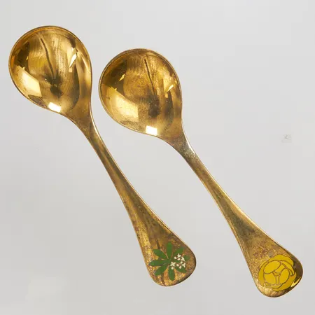 Två årsskedar Georg Jensen 1975-1978 längd 15cm, förgyllt sterling silver, 925/1000, etuier Vikt: 89,3 g