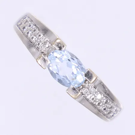Ring med diamanter 22x ca 0,005ct samt blå sten stl:19¼, bredd 2-5mm, vitguld 18K Vikt: 4,6 g