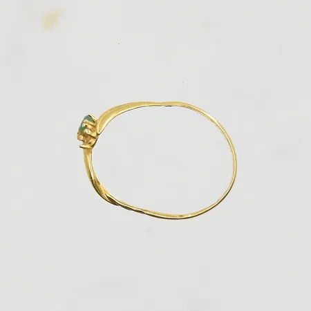 Diverse defekt guld med stenar, 18K. Vikt: 1,3 g